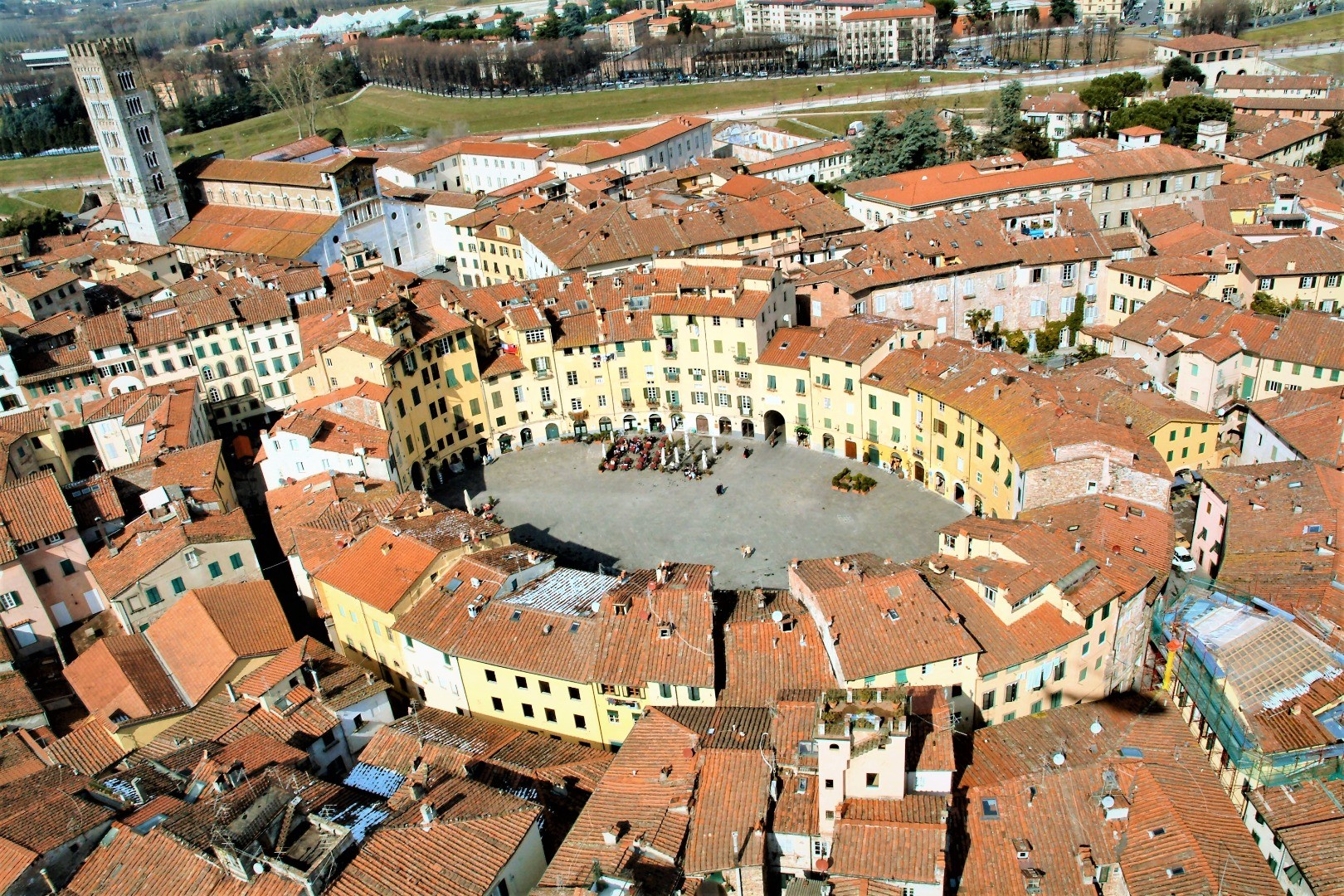 Lucca, the ideal city to plan your wedding in Tuscany.
