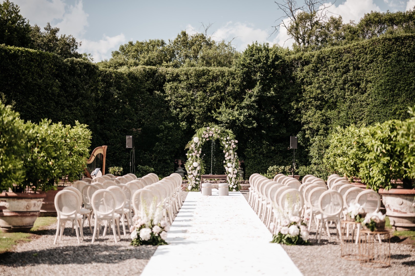 Matrimonio all'aperto in Toscana: giardini e cene sotto le stelle